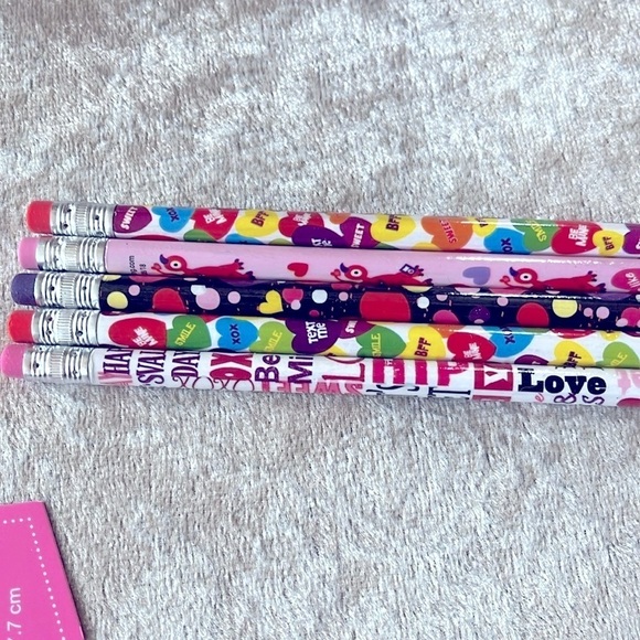 Brand New Hello Kitty Checkered Pink & White Large Zippered Pouch, Pin & Pencils - Picture 4 of 16